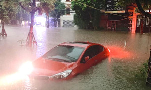 Phố phường Thái Nguyên chìm trong biển nước sau mưa lớn, ngập gần tới nóc ô tô