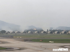 Đốt rơm rạ khói ngút trời ngay sát sân bay, cực nguy hiểm cho máy bay lên xuống