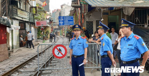 Ảnh: Công an dẹp phố cà phê đường tàu, nhiều chủ quán nuối tiếc