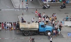 Thời nào rồi mà còn cảnh dân vật vã thức đêm chờ thùng nước sạch ngay giữa Thủ đô thế này?