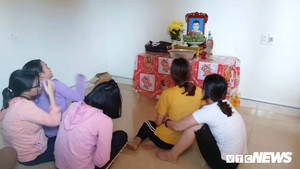 Nghĩ con gặp nạn ở Anh, 2 gia đình lập ban thờ