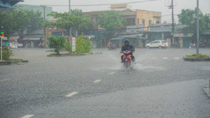 Bão số 6 giật cấp 15 tiến gần đất liền, đêm nay Trung Bộ mưa lớn