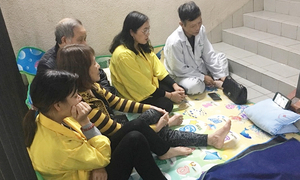 Xúc động hình ảnh cổ động viên đặc biệt cổ vũ U22 Việt Nam ở chân cầu thang bệnh viện
