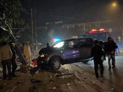 'Đi bão' mừng U22 Việt Nam vô địch, xe bán tải đâm gãy cột điện khiến 2 người nhập viện