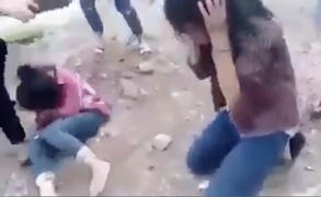 Hai nữ sinh bị nhóm bạn bắt quỳ gối, tát dép vào mặt