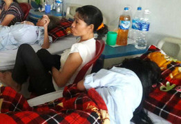 Nhóm nữ sinh bị bạn bắt quỳ gối, tát dép vào mặt: 'Con tôi bị đánh dã man quá'