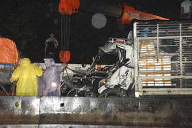 Đâm đuôi xe tải, tài xế và phụ xe chết thảm trong cabin