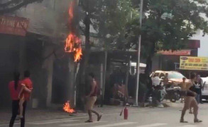 Nổ đồng hồ đo điện trên phố, dân nháo nhác tháo chạy