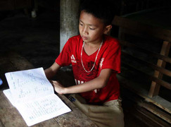 Không làm được bài, thầy giáo dùng thước gỗ đánh học sinh lớp 4 nhập viện