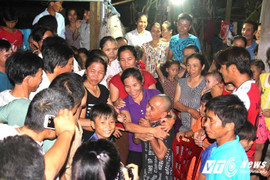 Đêm hạnh phúc sau 1.350 ngày bị cướp biển Somalia bắt giữ