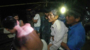 Hàng chục thanh niên lao xuống dòng lũ dữ cứu người trong đêm