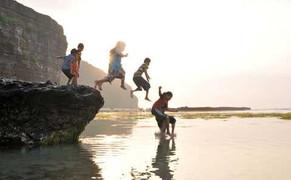 Rủ nhau tắm biển, hai học sinh cấp 2 bị sóng cuốn trôi