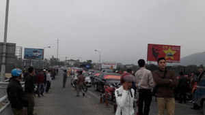 Dân đưa 50 ô tô chặn cầu Bến Thủy 1 để phản đối thu phí