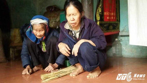 Phải xin quan tài lo hậu sự cho con trai tâm thần, mẹ già 91 tuổi lại còng lưng nuôi con gái mù lòa