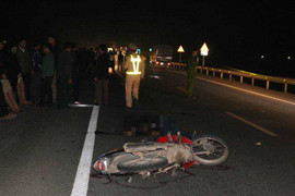 Xe máy đối đầu trong đêm, 3 người thương vong