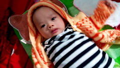 Bé trai 3 tháng tuổi xinh xắn bị bỏ rơi trước cổng nhà