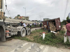 Tàu hỏa đâm nát đuôi container, tài xế may mắn thoát chết