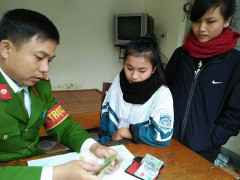 Nhặt được ví có 10 triệu đồng, hai học sinh tìm người trả lại