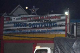 Leo lên mái nhà trang trí Noel, giám đốc rơi xuống đất thiệt mạng