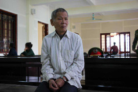 Giở trò đồi bại với bé gái, để quên kính lão tại hiện trường