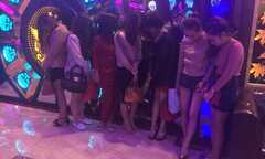 18 'dân chơi' đóng cầu dao thang máy, phi tang ma túy trong quán karaoke