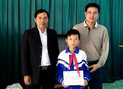 Nhặt được dây chuyền vàng, nam sinh lớp 5 tìm người trả lại