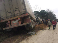 Container cuốn xe máy vào gầm, một người chết thảm