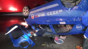 Đâm vào dải phân cách, taxi 'phơi bụng' trên quốc lộ
