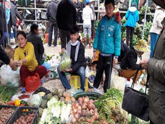 Rộn ràng phiên chợ cuối năm nơi rốn lũ Hà Tĩnh