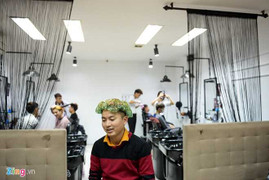 Tiệm cắt tóc nam đông nghẹt người ngày cuối năm