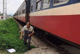 Băng xe máy qua đường ray, người đàn ông bị tàu hỏa tông văng 50m