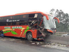 Tránh container, xe khách đâm nát dải phân cách