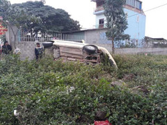 Ô tô 4 chỗ đâm dải phân cách, tài xế văng ra khỏi xe