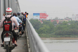 Bỏ lại xe máy, người đàn ông nhảy cầu tự tử