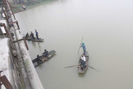 Nhờ bạn chở đi học, nam sinh lớp 11 nhảy xuống sông tự vẫn