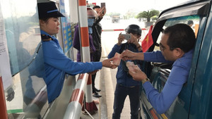 Ảnh: Lái xe mang xấp tiền lẻ mua vé, trạm thu phí Bến Thủy ùn tắc nghiêm trọng