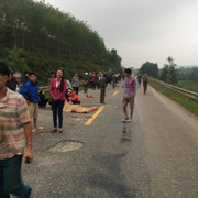 Chở con đi học về, 2 mẹ con chết thương tâm dưới gầm xe tải