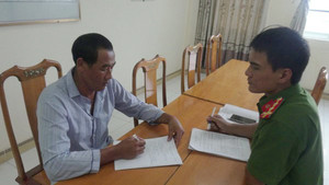 Giám đốc chỉ đạo công nhân đào trộm trụ điện bê tông đem bán