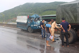 Xe tải bẹp dúm sau cú tông đuôi xe kéo, tài xế may mắn thoát chết