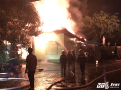 Video: Quán karaoke cháy dữ dội trong đêm, 6 phòng hát bị thiêu rụi