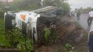 Xe tải mất lái, 'phơi bụng' trên quốc lộ ở Hà Tĩnh