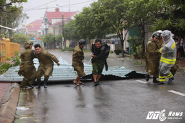 Bão số 10 càn quét Hà Tĩnh: Đê vỡ, trường học tốc mái, ki-ốt đổ sập