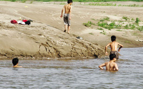 Rủ nhau ra đập tắm, nam sinh lớp 11 bị nước cuốn mất tích