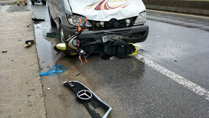 Xe khách tông xe máy điện, nam sinh lớp 10 chết thảm