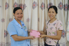 Nữ hộ lý trao trả lại 6 triệu đồng đánh rơi cho bệnh nhân