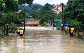 Áp thấp nhiệt đới đổ bộ: Hai người bị lũ cuốn trôi ở Nghệ An