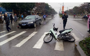Va chạm xe biển xanh, người phụ nữ đi xe máy bị hất văng hơn 20m