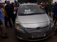 Hàng trăm người dân phản đối dựng lại hiện trường vụ tai nạn trưa mùng 1 Tết