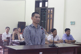 Sau va chạm giao thông, tài xế lăng mạ, lao vào tấn công cảnh sát