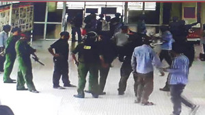 Muốn chữa bệnh nhanh, 2 người đàn ông xách dao xông vào bệnh viện dọa bác sĩ